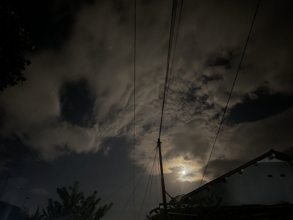 crushweet's tweet photo. moon beda katanya flower moon. https://t.co/X5jFbBOVDy