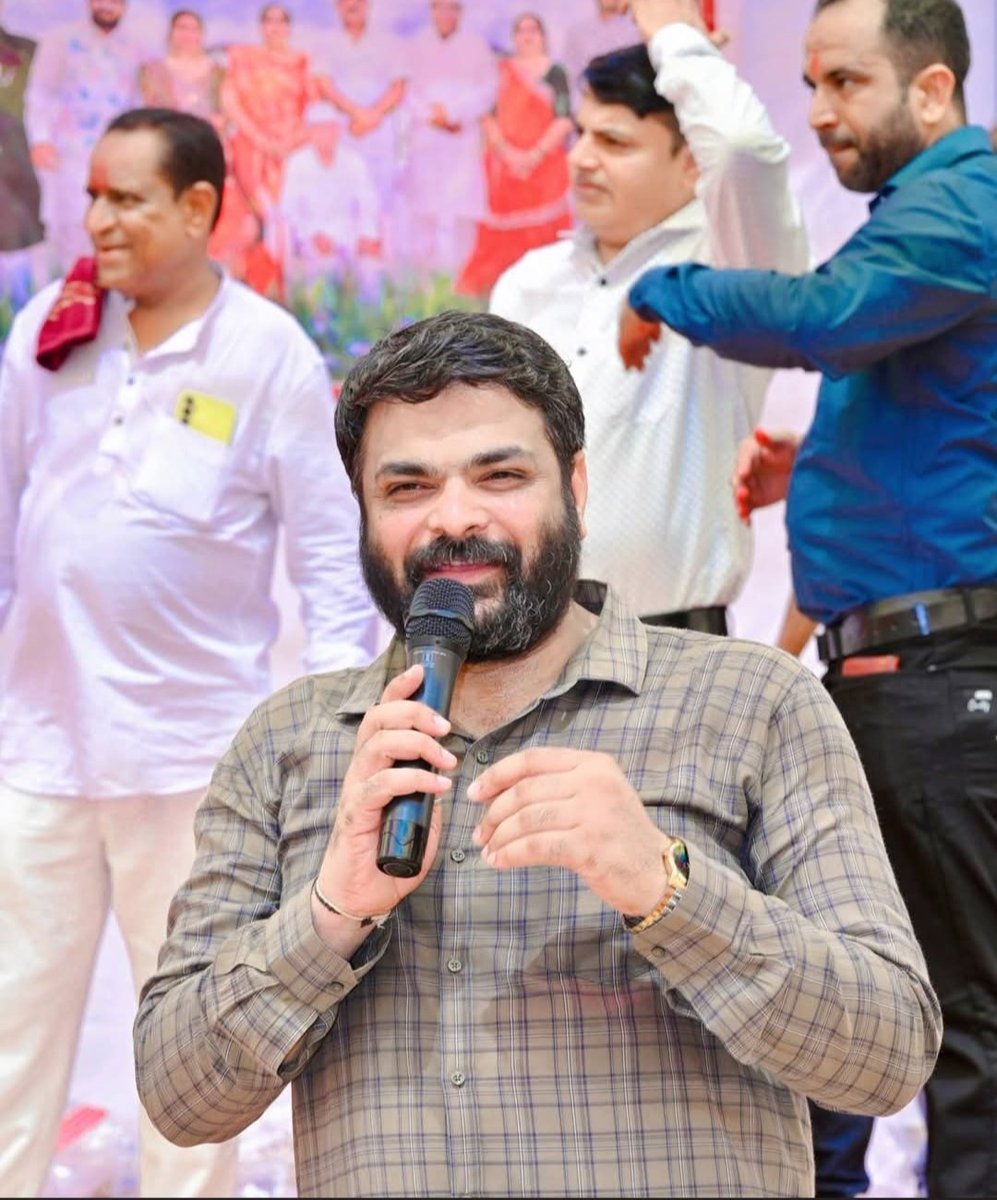 VyasAnchor's tweet image. પરિવારોત્સવ....ની સાથે જીવન બન્યું ઉત્સવ...જીવન પર્વ- જીવનને ઉત્સવ બનાવવાની કળા... 

આભાર બાપુપુરા ગામ.. પ્રેમ આપવા બદલ....

Experience the difference with Anchor Purvesh Vyas 
#anchorpv #motivation #anchor