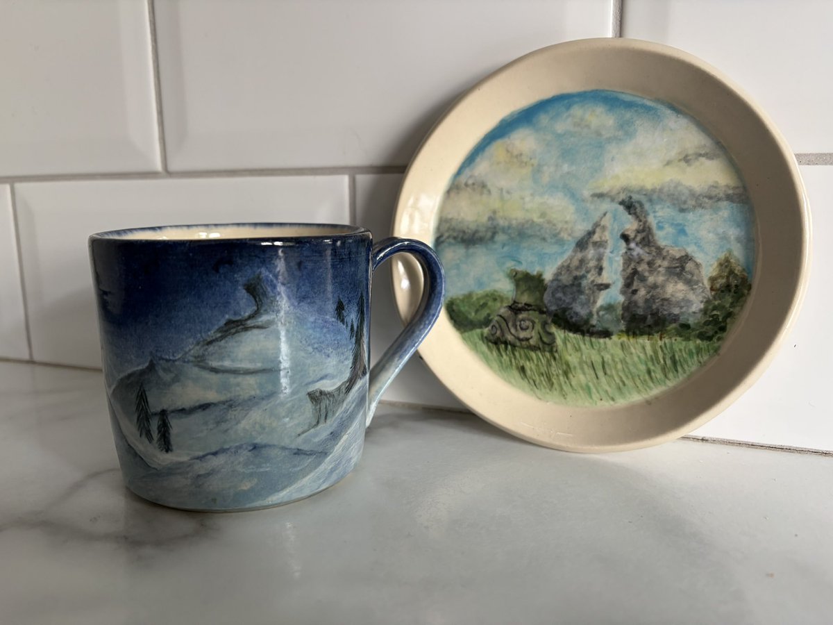 Tini_tot_'s tweet image. Starting to build up a collection of Breath of the Wild inspired pottery. Another creation made at Loaf Pottery featuring the Duelling Peaks 🏔️🍃🏔️

The mug featuring the Hebra Peak was made a couple of years ago 🏔️❄️ 

#breathofthewild #botw #legendofzelda