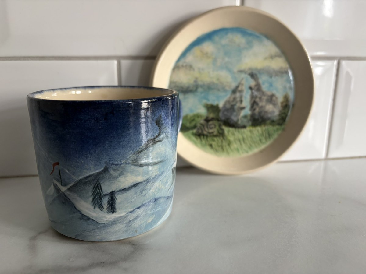 Tini_tot_'s tweet image. Starting to build up a collection of Breath of the Wild inspired pottery. Another creation made at Loaf Pottery featuring the Duelling Peaks 🏔️🍃🏔️

The mug featuring the Hebra Peak was made a couple of years ago 🏔️❄️ 

#breathofthewild #botw #legendofzelda