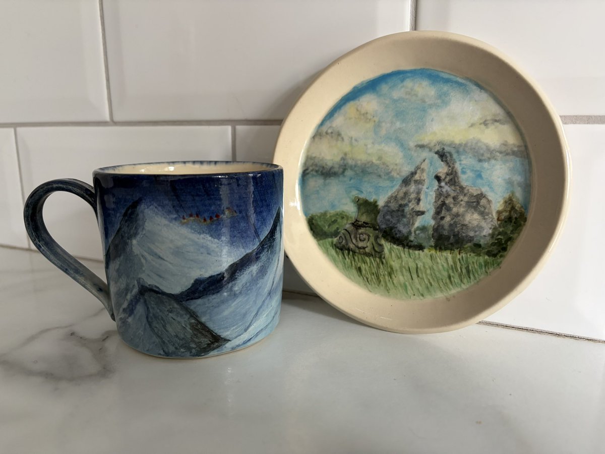 Tini_tot_'s tweet image. Starting to build up a collection of Breath of the Wild inspired pottery. Another creation made at Loaf Pottery featuring the Duelling Peaks 🏔️🍃🏔️

The mug featuring the Hebra Peak was made a couple of years ago 🏔️❄️ 

#breathofthewild #botw #legendofzelda