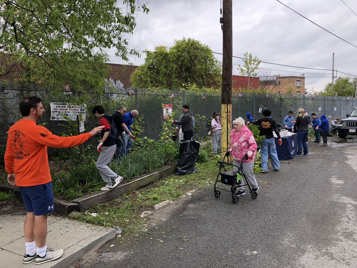 AM_AndrewHevesi's tweet image. Before, after, and during at the #Glendale Vietnam Veterans Memorial Garden!

Many thanks to our Chapter 32 Veterans, Dorie Figliola, @SenJoeAddabbo, Paul Pogozelski, and all our volunteers for the partnership.