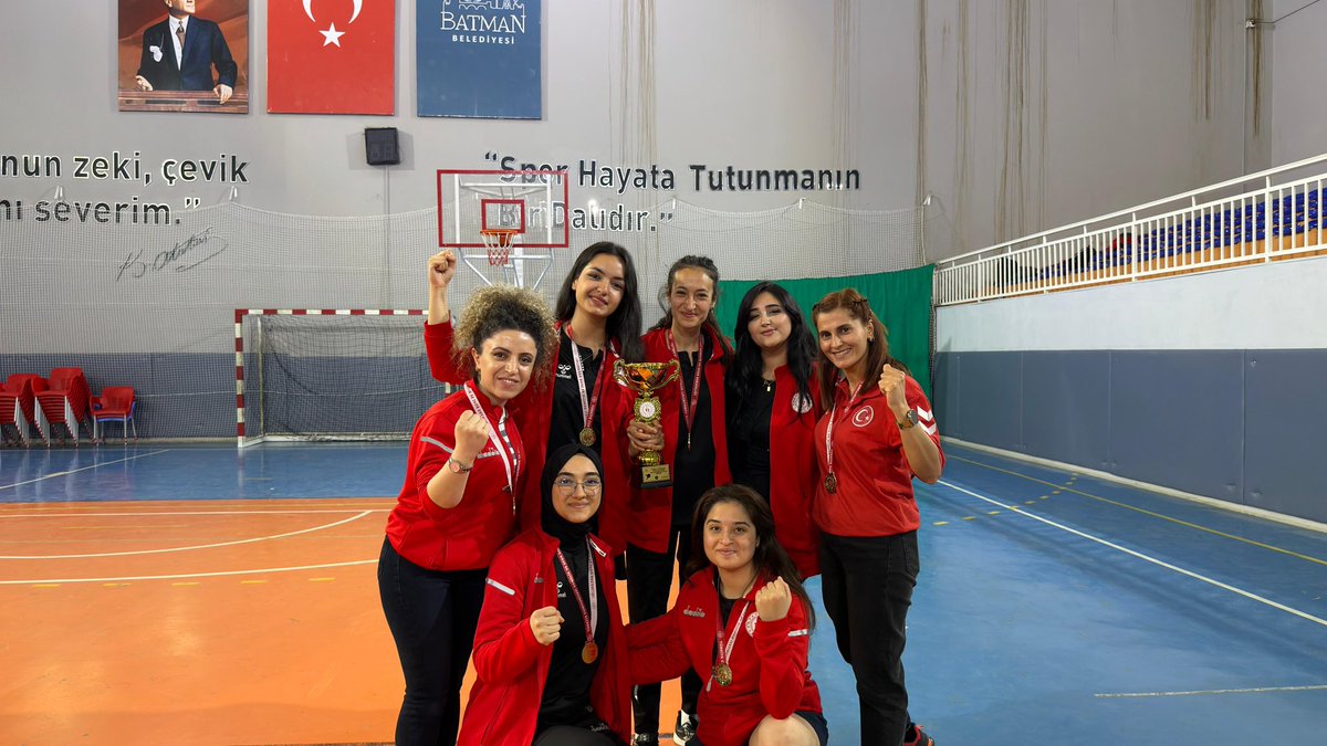KarsKYGM's tweet photo. Batman’da düzenlenen Yurtlig Masa Tenisi Grup müsabakalarında Serhat Yurdu kızlarımız azim ve mücadeleleriyle şampiyon oldu🥇Raketlerindeki ustalık ve zafer tutkusuyla kupayı Kars’a getirdiler 👏💪Şampiyon kızlarımızı ve hocalarımızı yürekten tebrik ediyoruz! Kars’ın gururları🏓 https://t.co/rawjIi5Bqt