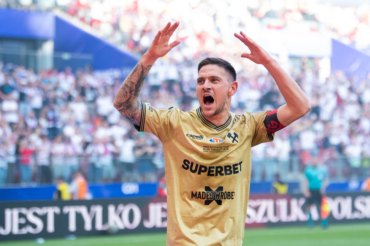 Transfery_'s tweet photo. GÓRNIK ZABRZE PIERWSZY RAZ OD 1972 ROKU WYGRYWA PUCHAR POLSKI 🇵🇱🏆

ZABRZANIE POKONALI RAKÓW 2-0 I MAJĄ TROFEUM! 👏 https://t.co/EQM145Ot4k