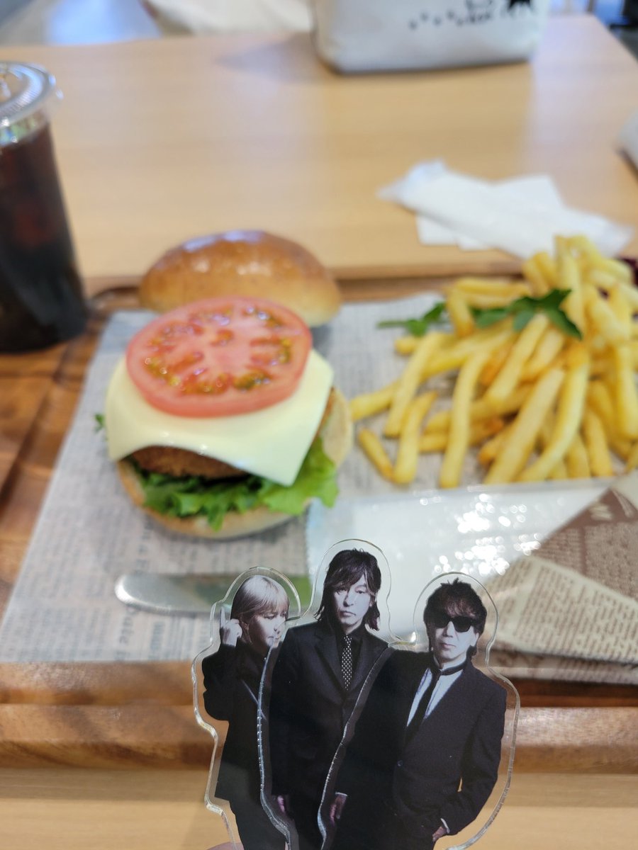今日は早くからグッズ販売の列に並んでいたので、先行販売開始早々にグッズ・ガチャ終了‼️
今日のブランチは昨日と同じお店でガッツリ食べちゃいました🤭
(本日初めての食事)
メンチカツバーガー、ボリュームあって美味しかった😋
 #TMNETWORK
 #QUANTUM
 #有明アリーナ
