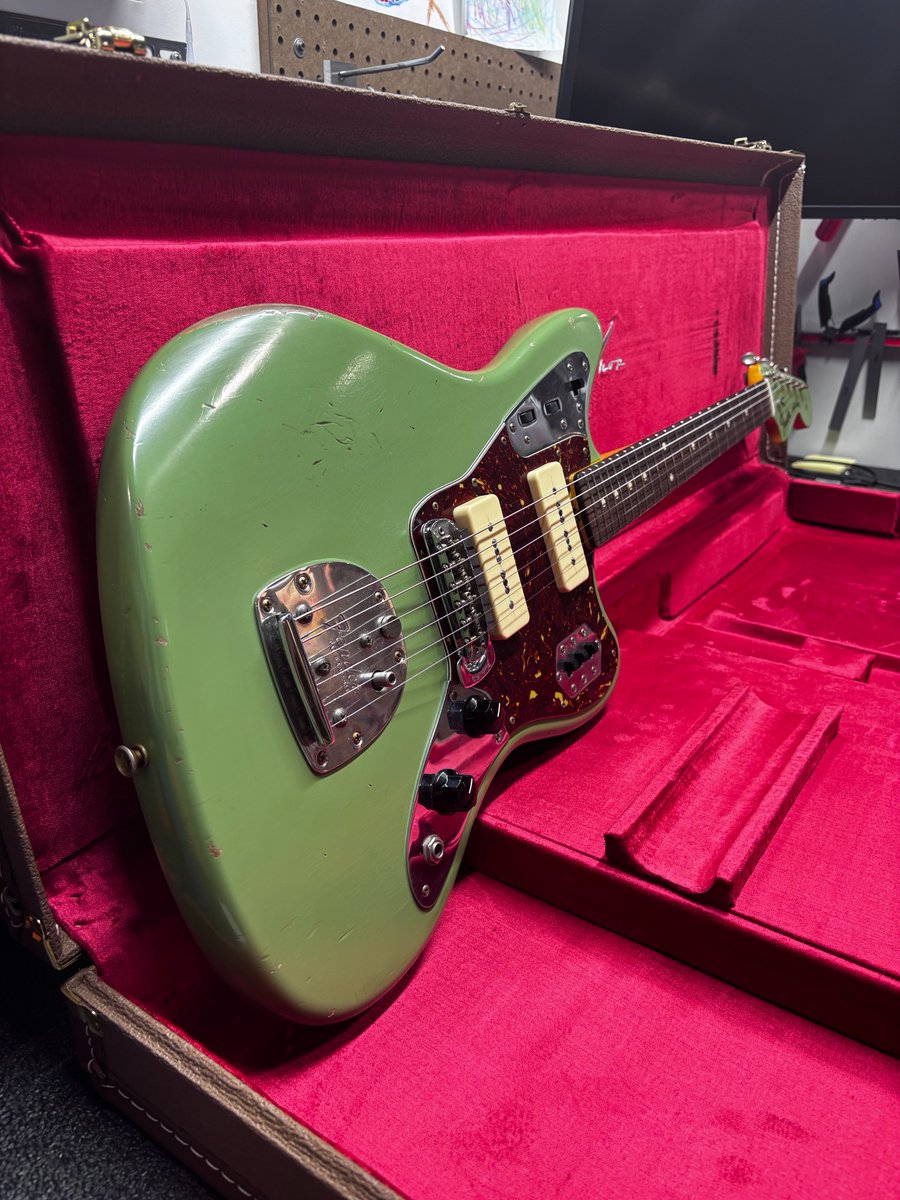 SweetwaterSound's tweet photo. A Jaguar like you’ve never heard before 🔥 @Fender Custom Shop Masterbuilt by Austin MacNutt, a Jaguar that pairs classic style with P-90 pickups for a bold, snarling twist on a legend. 
https://t.co/p0B7WdYGrF 
#musician #musicgear #music #fender https://t.co/HPnIcK8p8F