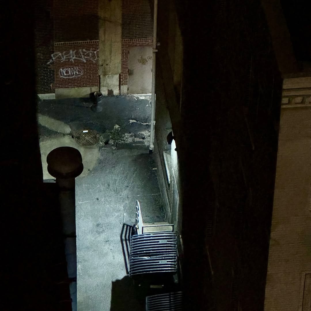shemp_malone's tweet photo. Alley. Night. https://t.co/SmjCqGTe9q