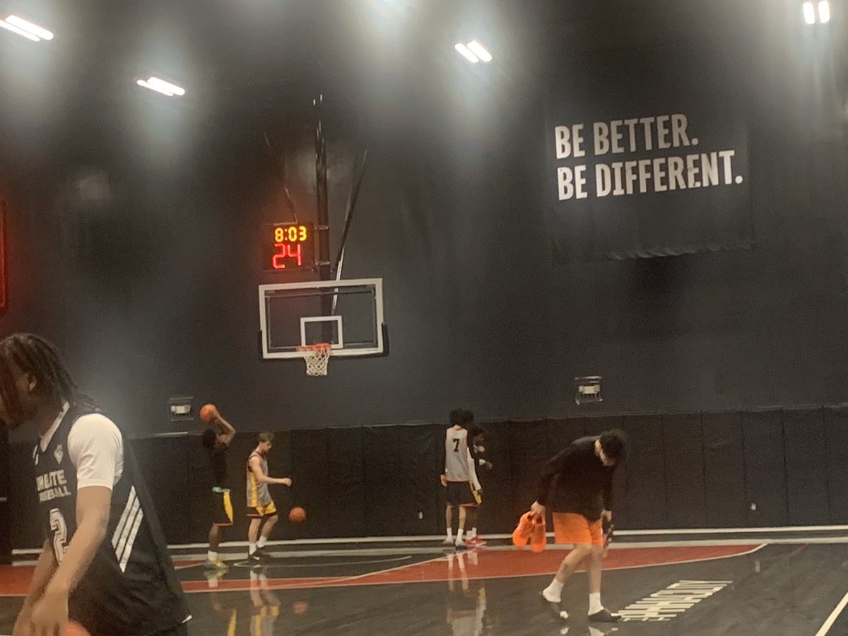 GreggRosenberg1's tweet photo. At the @ThePHHacility all day today for the @PrepHoopsAZ #BashintheDesert. @DelonBowenHoops @PrepHoops @jacob_seliga @Risingh00ps @jjmillyardaz @Nextup_AZ @theh00persclub https://t.co/2tAaPTYR4c