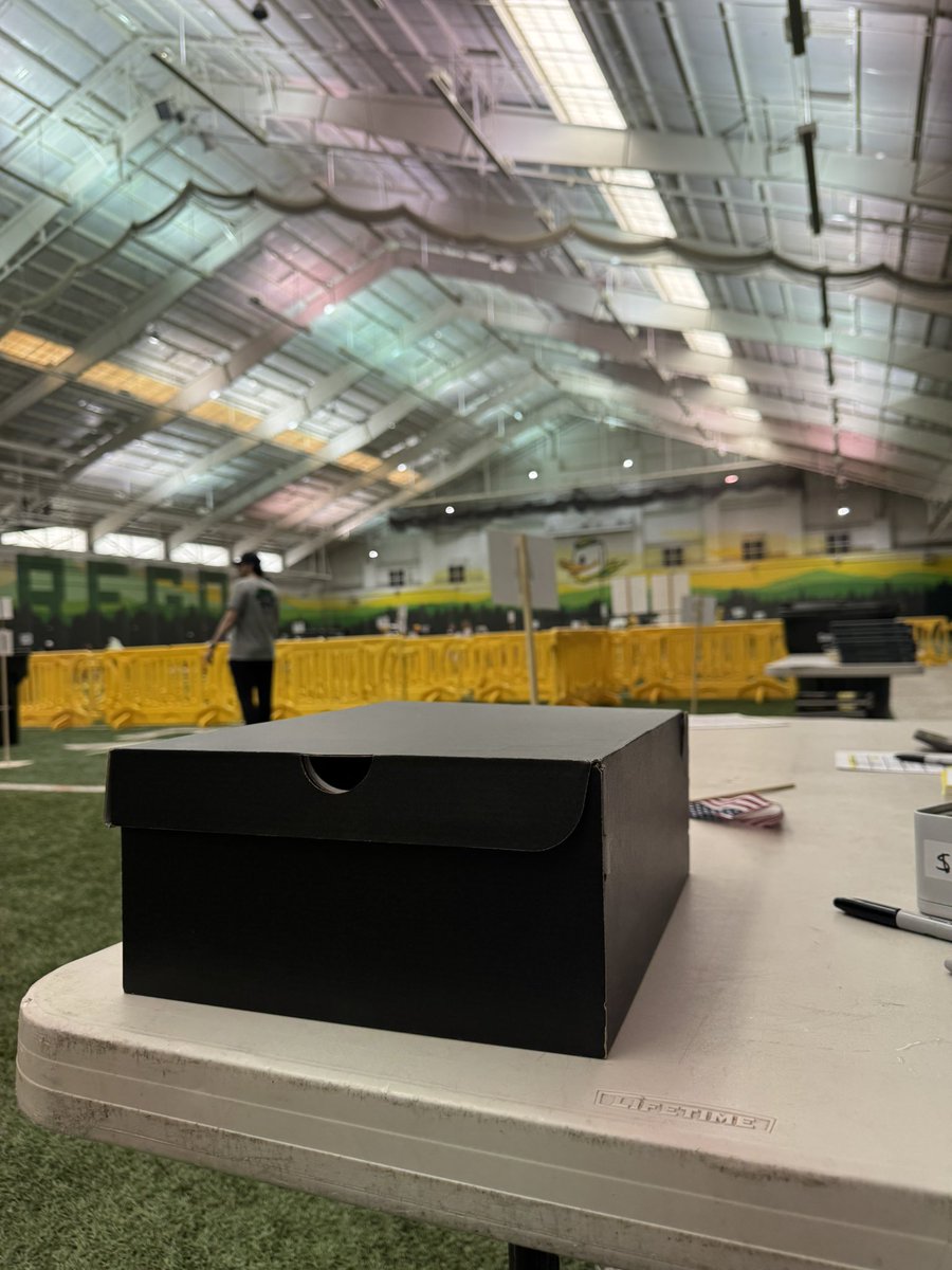 DuckSwag's tweet image. Sneak peek of the hottest item this year. Limited quantities apply, see you at the checkout line 👀 

#GoDucks #DuckSwag