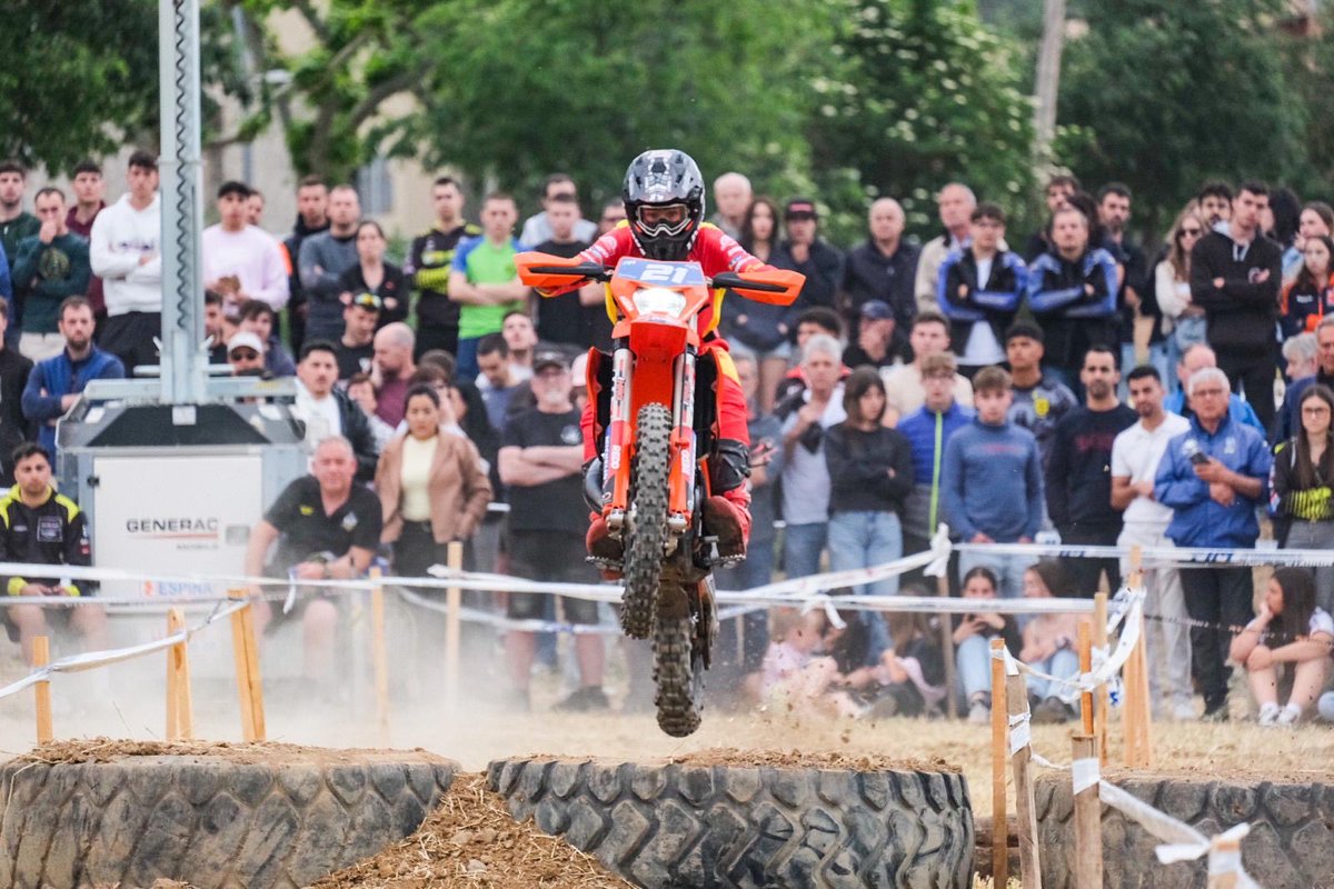 esportcat's tweet image. 👏 Aquest cap de setmana se celebra a Oliana la segona ronda del Mundial Enduro GP, una cita que ha aplegat 144 pilots d'arreu del món

🔝El SG @abelgama77 ha fet suport al sector del motor assistint a la competició

#esportcat