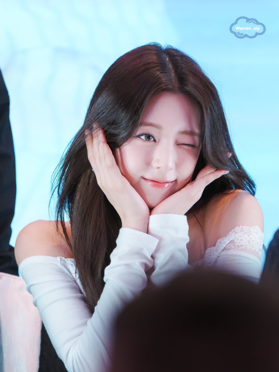 warren_zip's tweet photo. 260502 
ITZY - YUNA 
🌹🤲

#ITZY #MIDZY 
#YUNA #유나 #YUNA_IceCream https://t.co/VTKEnAUkNy