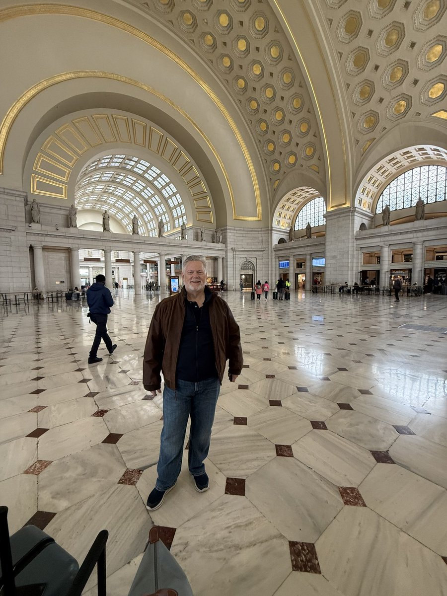MaestroGKC's tweet photo. Have you been to Union Station in Washington DC lately? Wow!
On the way to Carnegie Hall for our matinee of Il Trittico with Maestro Gianandrea Noseda, soprano Erika Grimaldi, and baritone Roman Burdenko.
#Kundeperforms
#thistenorneverstops
#gregorykunde
#puccini
#Intermusica