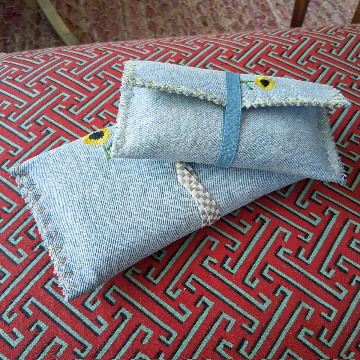 TheLadyMerel's tweet image. Individual covers so each booklet is protected when I bring them along.

The fabric on the outside is from my son's old jeans, on which at his request I embroidered my first sunflowers.

#embroidery #borduren #covers #herinneringen #memories