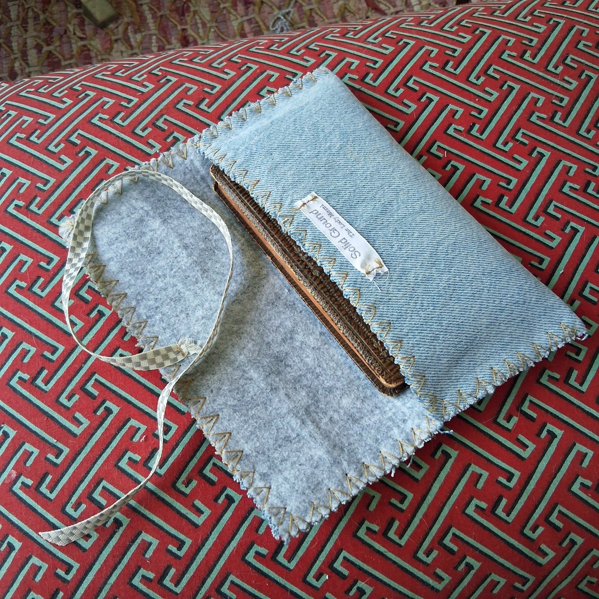 TheLadyMerel's tweet image. Individual covers so each booklet is protected when I bring them along.

The fabric on the outside is from my son's old jeans, on which at his request I embroidered my first sunflowers.

#embroidery #borduren #covers #herinneringen #memories