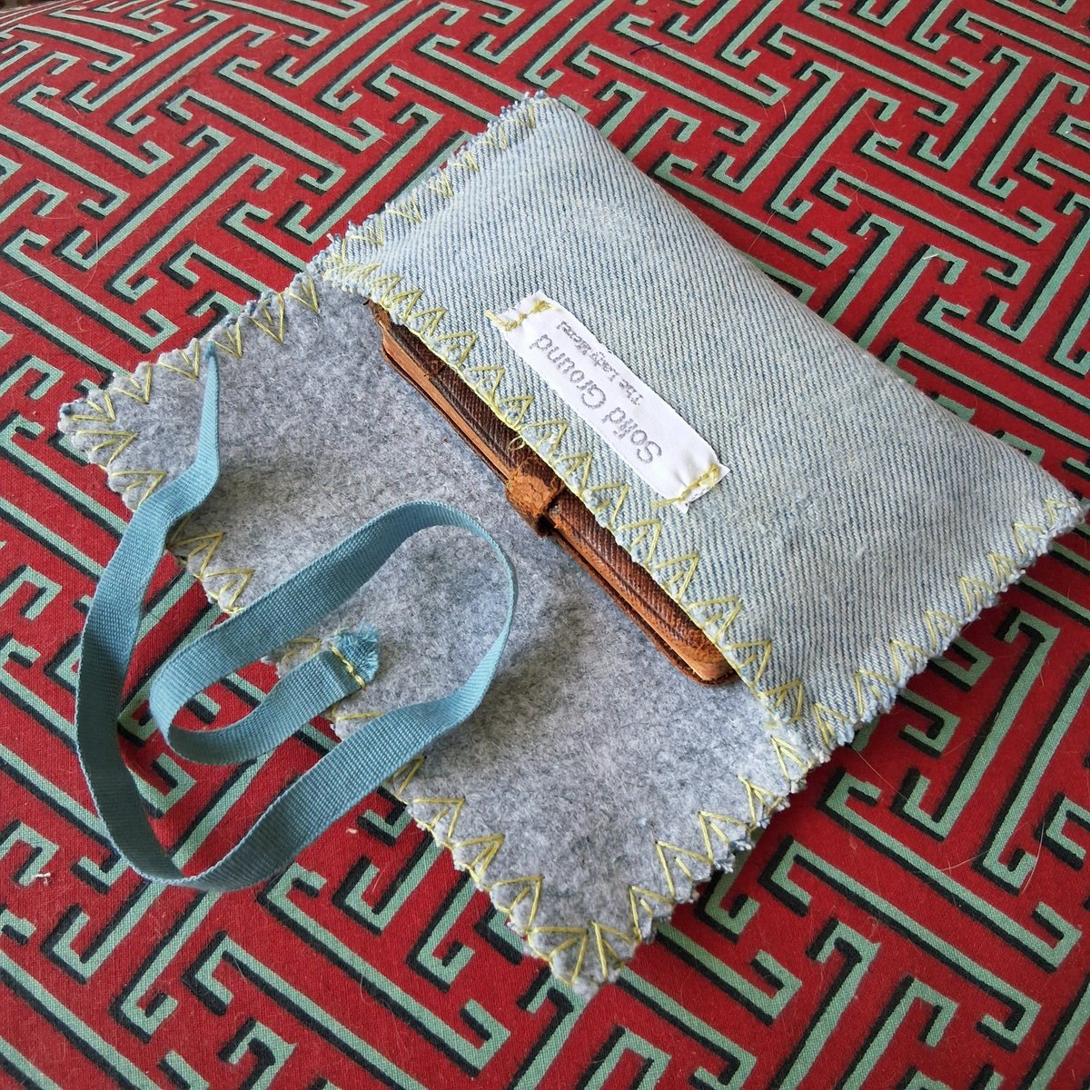 TheLadyMerel's tweet image. Individual covers so each booklet is protected when I bring them along.

The fabric on the outside is from my son's old jeans, on which at his request I embroidered my first sunflowers.

#embroidery #borduren #covers #herinneringen #memories