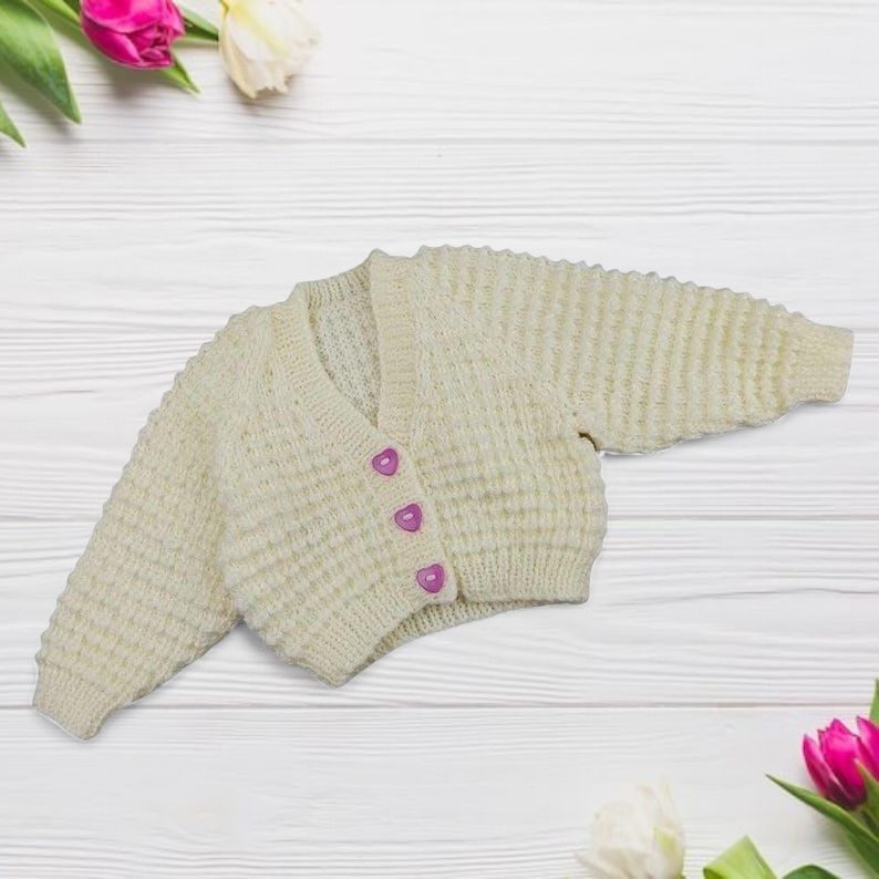 knittingtopia's tweet image. Wrap your little one in warmth with our hand-knitted, cream baby cardigan. Perfect for 0-3 months, this gender-neutral piece comes with adorable mauve heart buttons.
knittingtopia.etsy.com/listing/173414…
#etsy #handknittedbabyclothes #uksmallbiz #craftbizparty #MHHSBD