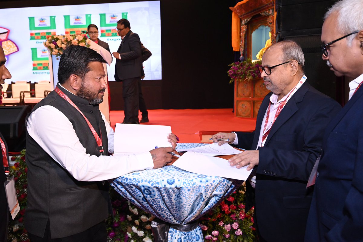 LadakhOma's tweet photo. MoU Signed for Strengthening Dairy Cooperation in Ladakh 🤝🥛
A historic Memorandum of Understanding was signed between @MotherDairyMilk and Ladakh UT Dairy Cooperative Federation in the esteemed presence of Hon’ble Union Home &amp; Cooperation Minister @AmitShah https://t.co/uRX5Bz4JIT