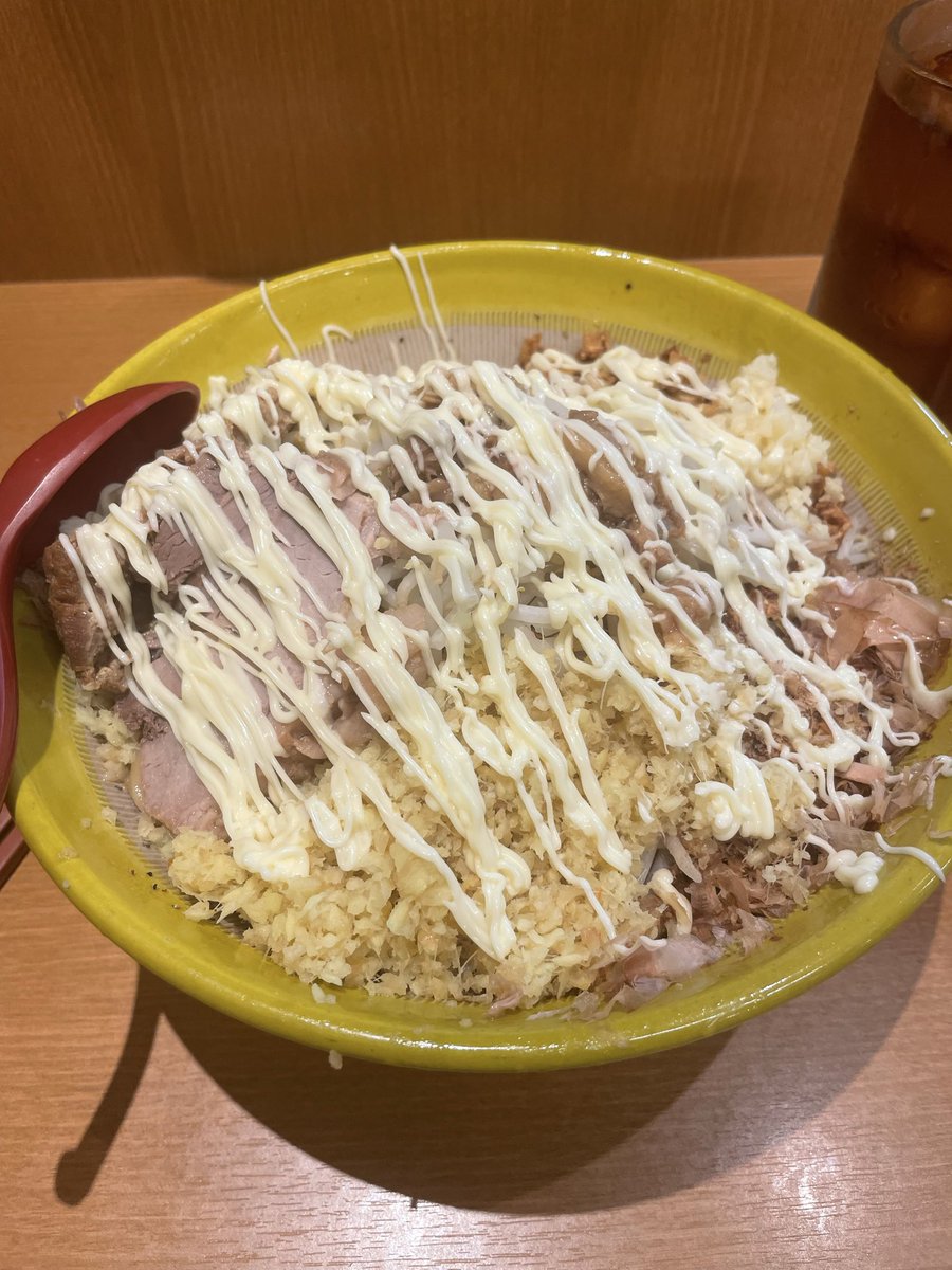 hide_u777's tweet photo. 豚道場ぶた壱　汁なし大
SUSURUの動画を見て無性に食べたくなりました🍜
思えば6年余り通って今さらの初見🔰
混ぜ合わせて食べ進めると次々に重なって来る旨味が最高🥰
もっと早く出会いたかったかも😅
あっという間に完食でゴチでした😊 https://t.co/n7dsNuKhCy