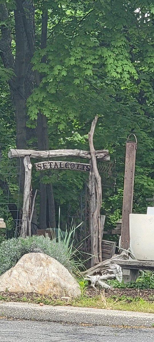 JuneStoyer's tweet image. Great way to repurpose wood from old trees or fallen branches. #repurpose #landscaping #recycling