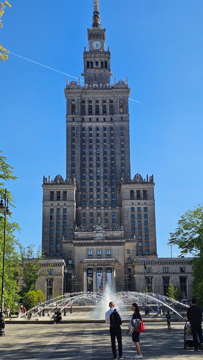 Benjamin_Sibuet's tweet image. Varsovie 🇵🇱

Un monument qu’on ne peut pas rater…
et encore plus impressionnant en vrai.

Entre architecture massive et perspective verticale,
ça impose direct.

#warsaw #poland #architecture #travel #cityscape #monacophotolab