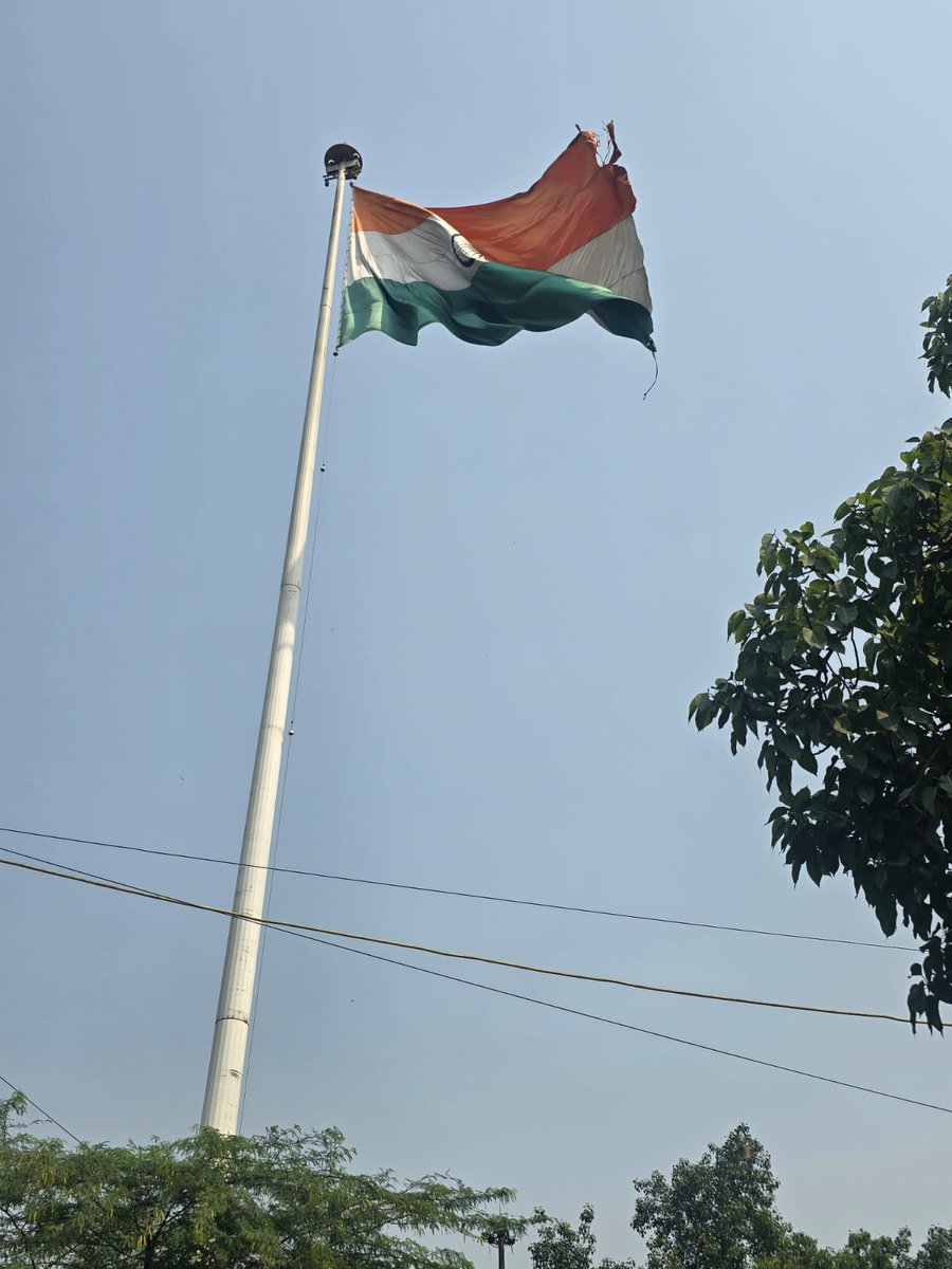 spgoswami's tweet photo. @CMODelhi @aajtak @delhigovt @dmeastdelhi I noticed that a national flag (Tiranga) installed at Shashi Garden, Patparganj in Delhi is torn and in poor condition. This is disrespectful to our national symbol. Kindly take immediate action to replace or fix it. 
Thank you. https://t.co/9lIE6v3bLb