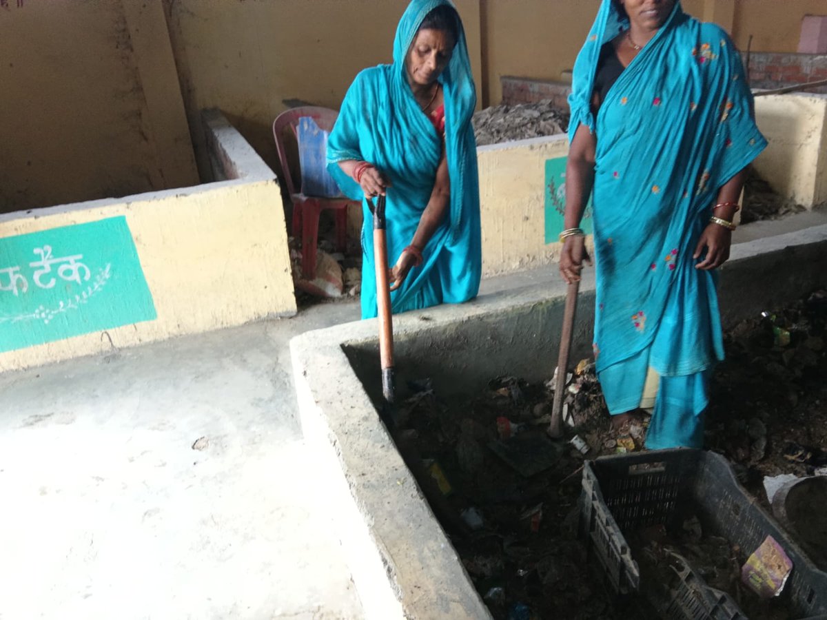 EcMotihari's tweet photo. #SBMG/#LSBA #SwachhGaonSamridhhGaon #Block_Paharpur (#Sonwal), #Block_Mehsi (#Majhaulia),#wetwaste collected from HouseHolds is segregated &amp; processed at units by #SanitationWorkers to produce #OrganicCompostScientifically.
@Dm_Motihari @SBMGramin @LSBA_Bihar @MoJSDDWS @MoRD_GoI https://t.co/cvftCAh3tk