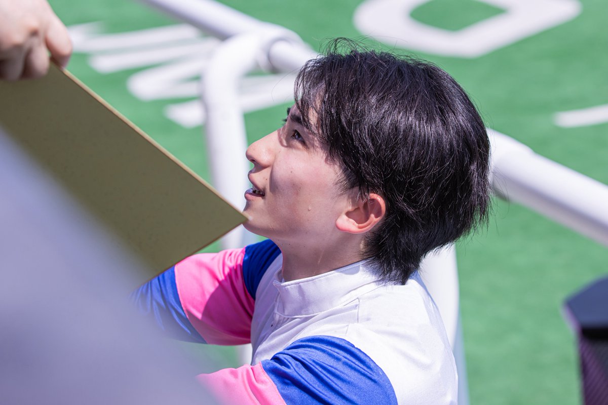 2026.05.02 東京競馬場 サイン中の長浜鴻緒騎手📄५✍ #長浜鴻緒