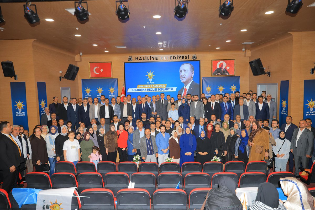akgencliksurfa's tweet photo. 📍AK Parti Şanlıurfa İl Danışma Meclisi Toplantısı

İl Başkanımız @milhamigunbegi, Milletvekillerimiz @ProfDrDusak, @CYAZMAC,MKYK Üyemiz @FIRATKORAN,İl Kadın Kolları Başkanımız @ZehraAy063,İl Gençlik Kolları Başkanımız @furkankucukk_ 3 kademe İl��e Başkanlarımız, Belediye Başkanvekillerimiz, Belediye Meclis Üyelerimiz ve AK davamıza gönül vermiş teşkilat mensuplarımızın güçlü birlikteliğiyle İl Danışma Meclisi Toplantımızı başarıyla tamamladık.

Cumhurbaşkanımız Sayın @RTErdogan’ın liderliğinde; Şanlıurfa’mız için üretmeye, milletimize hizmet yolunda azim ve gayretle yürümeye ilk günkü inanç ve kararlılıkla devam ediyoruz.

Birliğimiz güç, beraberliğimiz teminat; kardeşliğimiz ise en büyük dayanağımızdır.

#SevdamızŞanlıurfa #GüçlüTürkiye 

@avyusufibis @bybekirbozdag @osmannazlier @AFurkanZengin @milhamigunbegi @ferdisenel25 @furkankucukk_
