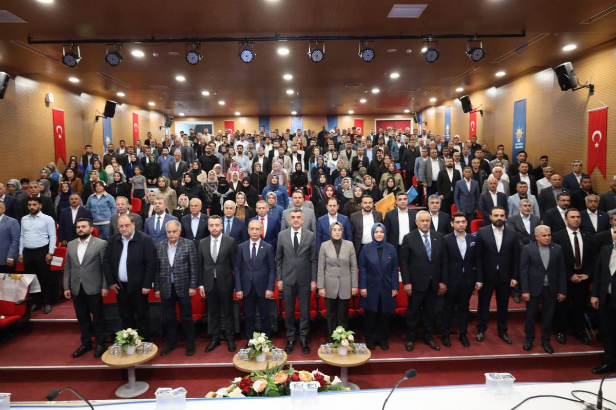 akgencliksurfa's tweet photo. 📍AK Parti Şanlıurfa İl Danışma Meclisi Toplantısı

İl Başkanımız @milhamigunbegi, Milletvekillerimiz @ProfDrDusak, @CYAZMAC,MKYK Üyemiz @FIRATKORAN,İl Kadın Kolları Başkanımız @ZehraAy063,İl Gençlik Kolları Başkanımız @furkankucukk_ 3 kademe İl��e Başkanlarımız, Belediye Başkanvekillerimiz, Belediye Meclis Üyelerimiz ve AK davamıza gönül vermiş teşkilat mensuplarımızın güçlü birlikteliğiyle İl Danışma Meclisi Toplantımızı başarıyla tamamladık.

Cumhurbaşkanımız Sayın @RTErdogan’ın liderliğinde; Şanlıurfa’mız için üretmeye, milletimize hizmet yolunda azim ve gayretle yürümeye ilk günkü inanç ve kararlılıkla devam ediyoruz.

Birliğimiz güç, beraberliğimiz teminat; kardeşliğimiz ise en büyük dayanağımızdır.

#SevdamızŞanlıurfa #GüçlüTürkiye 

@avyusufibis @bybekirbozdag @osmannazlier @AFurkanZengin @milhamigunbegi @ferdisenel25 @furkankucukk_