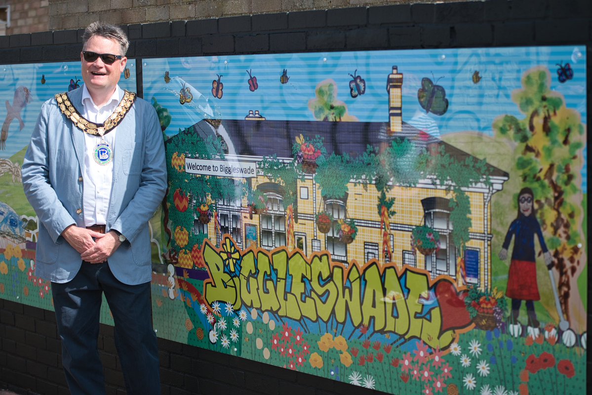 JonathanWoodhe2's tweet image. Great to help unveil the new mural in #Biggleswade funded by @TLRailUK for @railway200 anniversary. A real community effort coordinated by artist Rose Hill. Thanks to Richard Southan for the 📸 @WeirdInTheWade @BiggyChronicle #Bedfordshire #Railway