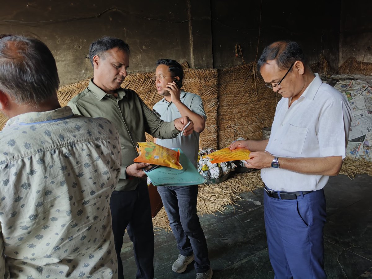 fssaiindia's tweet image. #Roorkee 
The #Uttarakhand Food Safety Department led a targeted inspection at the Roorkee Fruit and Vegetable Market.
Key enforcement highlights :
🔹 Notices issued to gas/pouch manufacturers for violations.
🔹 Fruit samples collected for lab testing.
#FSSAIinStates