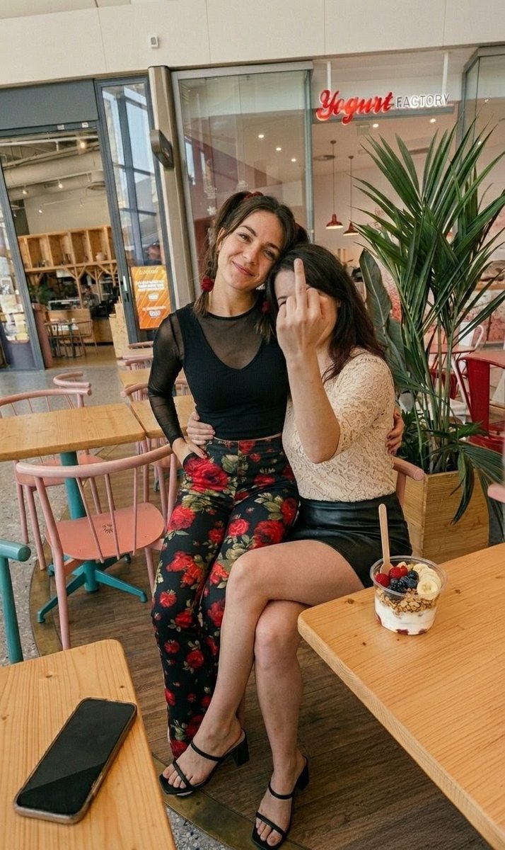LenaGeekNice's tweet photo. Petit plaisir glacé en attendant @UnlimitedGamesX à Cap 3000 ! ✨🍨 Ce pantalon à fleurs, je l’adore trop ! ❤️ On profite du samedi, la vie est belle ! 😉 #YogurtFactory #OOTD #Shopping #Cap3000 #Cap3000Nice #SpringStyle https://t.co/XWwi8E2Rfh