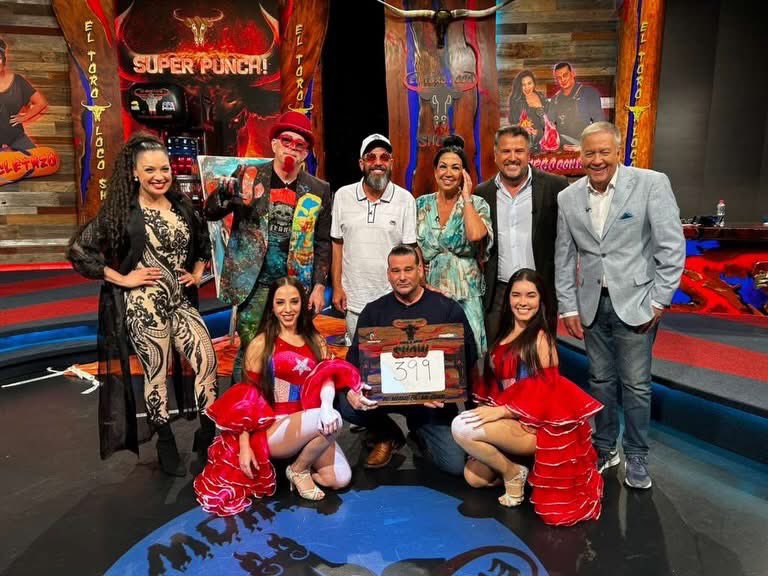 FloydHeglichs's tweet image. Alexander Otaola, Omar Moynelo, India Díaz, Rosa Iglesias y Floyd The Rock Artist at El Toro Loco Show - MegaTV  #DIOS #PatriaYvida #ElToroLocoShow #MegaTV #AlmasDigitales #PopArt #MotionArt #Dibujos #Futuro  #FloydHeglichs #NY #FashionArt #Fashion #TV #Miami #Cuba #Teatro #Radio