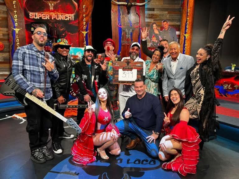 FloydHeglichs's tweet image. Alexander Otaola, Omar Moynelo, India Díaz, Rosa Iglesias, Almas Digitales y Floyd The Rock Artist con Almas Digitales at El Toro Loco Show - MegaTV  #DIOS #PatriaYvida #ElToroLocoShow #MegaTV #AlmasDigitales #PopArt #MotionArt #Dibujos #Futuro  #FloydHeglichs #NY #FashionArt