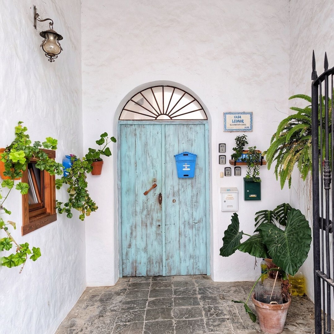 SidewalkSafari's tweet image. Weather-worn blue door in Vejer de la Frontera, Spain. instagr.am/p/DX17k4Ok-0H/