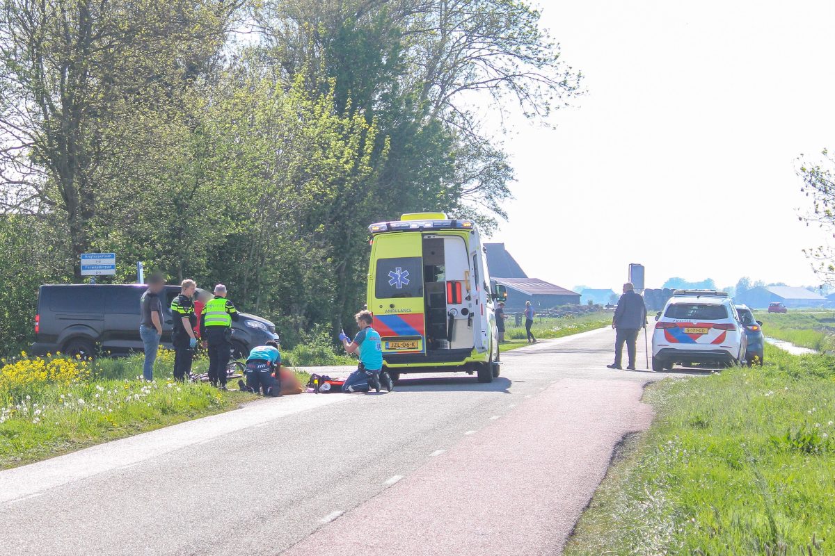 Fietser ernstig gewond bij botsing met bestelbus