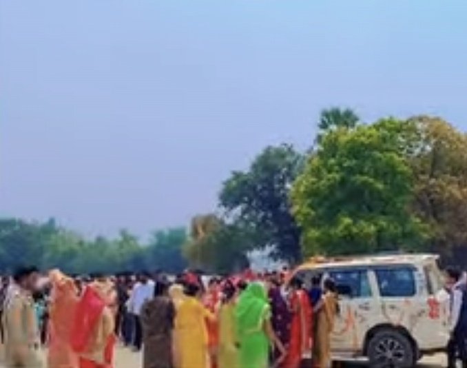 Mere_Ram_'s tweet image. दिखाना था सबको, 
                       कि तुम कितनी खास हो,मेरे लिए,
 तो तुम ही, सबसे बड़ी आस हो।
                               ऊंचाइयों से बढ़कर, हमारा प्यार होगा,ये 
शादी का दिन, सबसे यादगार होगा।" 🚁 

#Love #Wife #arrange #tanyamanikta #ElvishYadav