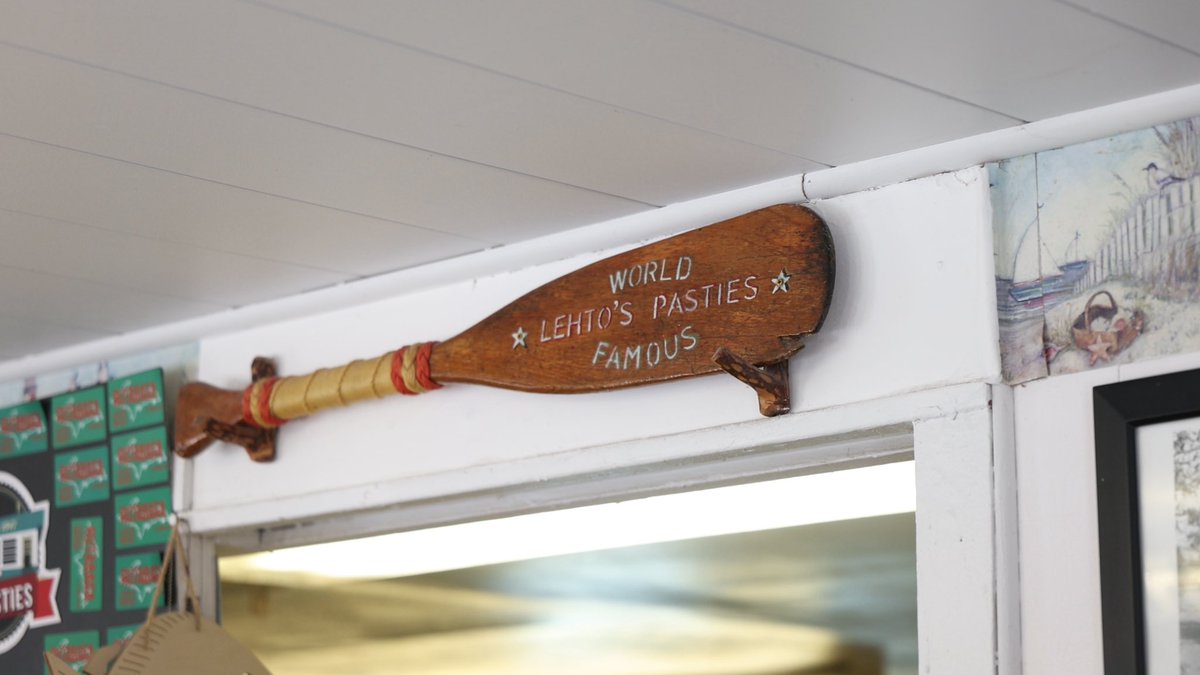 PJQualityGuru's tweet image. First stop has to be a pastie from Lehto’s. Ketchup or gravy?