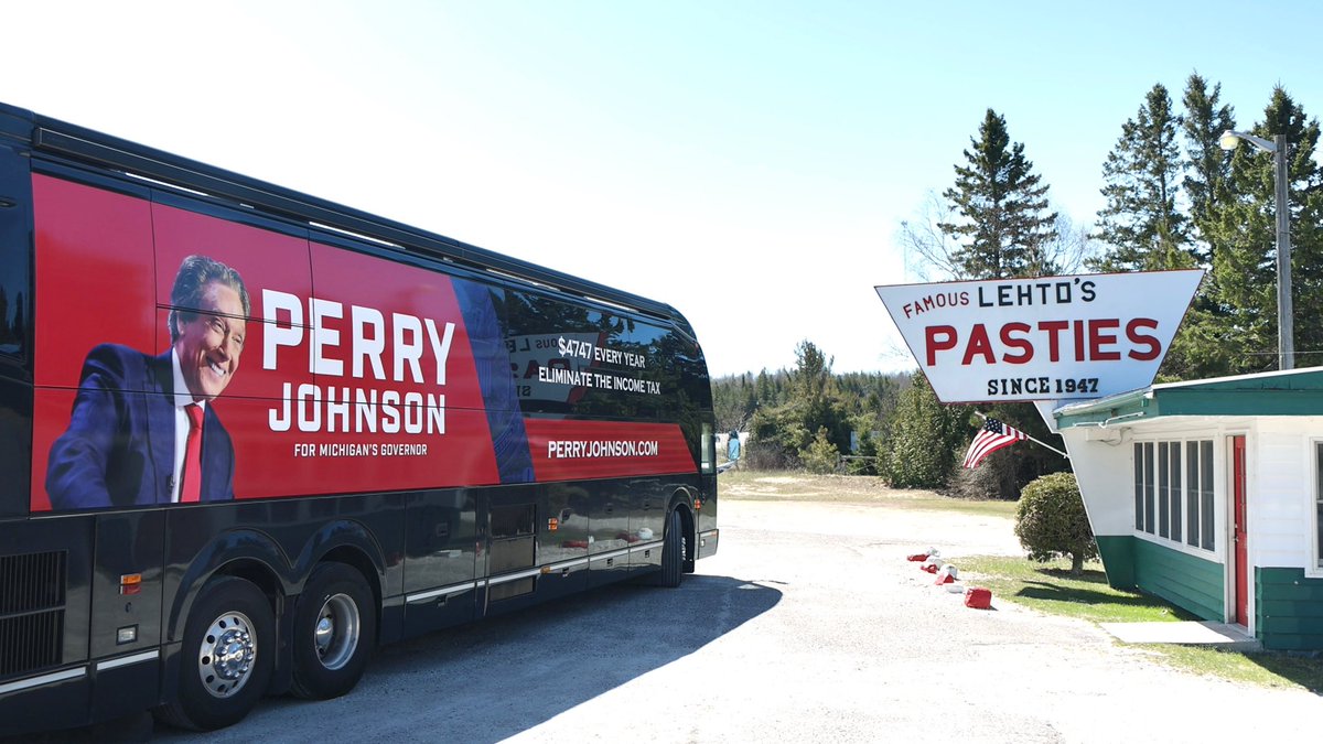 PJQualityGuru's tweet image. First stop has to be a pastie from Lehto’s. Ketchup or gravy?