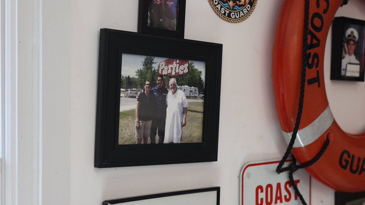 PJQualityGuru's tweet image. First stop has to be a pastie from Lehto’s. Ketchup or gravy?