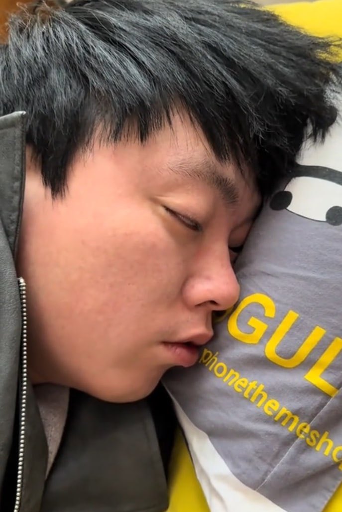 fc02uo's tweet photo. 打篮球认识小伙子 酒量也不行啊 几瓶下肚就这样了 不过还穿着篮球裤篮球��� 你们想象一下 哈哈哈 https://t.co/mFL7nJ1NNI