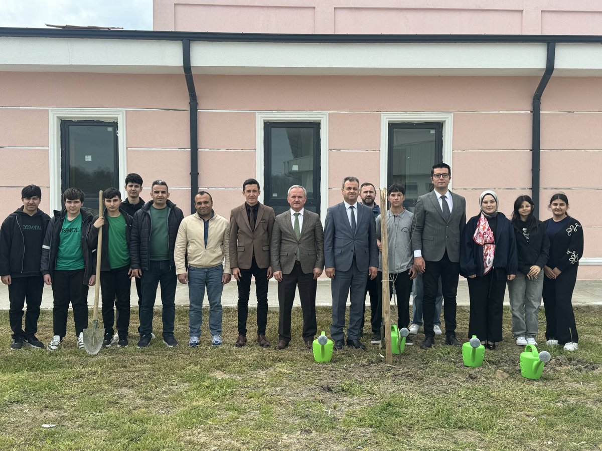 ozanbileyci's tweet photo. Gençlerimize çevre ve doğa bilinci kazandırmak amacıyla ÇEDES kulübü öğrencileriyle Ergene Spor Kompleksi bahçesine fidan dikimi etkinlikleri gerçekleştirilmiştir. Programa Ergene İlçe Millî Eğitim Müdürü Hidayet Göktaç, şube müdürleri ve okul idarecileri de katılım göstermiştir. https://t.co/mEMf88ZkMR