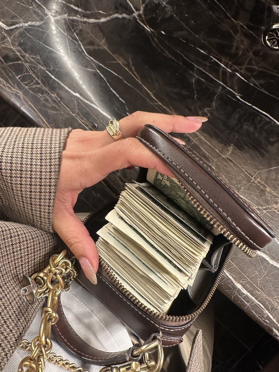 ceelune_'s tweet photo. what I want in my bag https://t.co/32AyXjo1oE