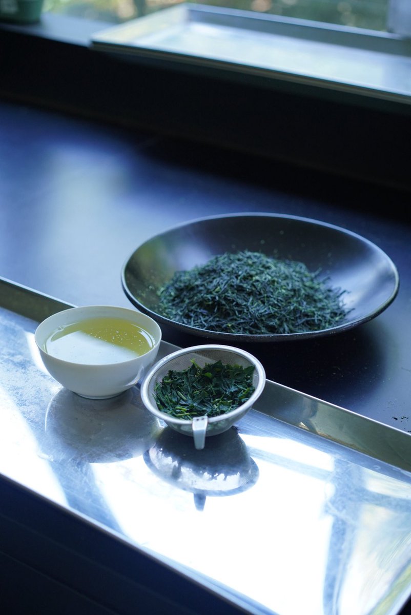 お茶の味わいには人柄がでる。というのは本当だと思っていて、彼なら最高の玉露を創り上げると思っていた。
⁡
とはいえ、ここに至るまで沢山の苦労があったかと想像します。
⁡
大切に販売させていただきたいと思っています。