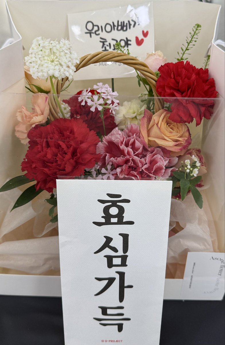 SSAM200's tweet photo. 각 일정상 미리 "어버이 날"을,
모처럼 4대가 모인, 아버님 퇴원 후 어버이날의 자리를 오늘 마련 하였습니다. 
100세 건강의 아버님!
5형제와 조카들 증손주와 함께한 한우만찬 입니다.
서울 <=>목포를 당일 왕복 하였습니다.
울 딸들도 최고랍니다^^
#어버이날 #백세건강 #오형제 #효 #최고 https://t.co/FUsxtbvOY2