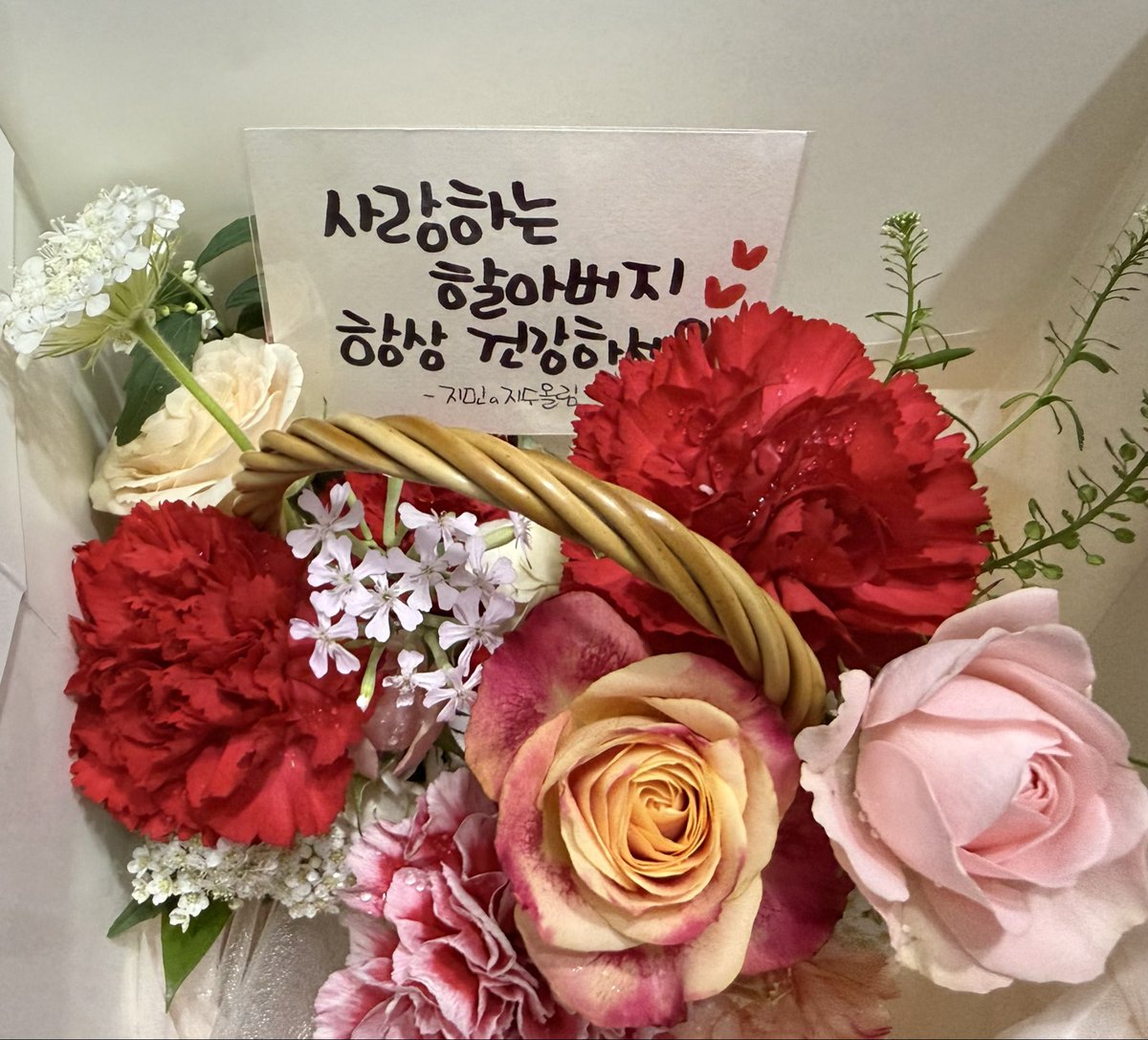 SSAM200's tweet photo. 각 일정상 미리 "어버이 날"을,
모처럼 4대가 모인, 아버님 퇴원 후 어버이날의 자리를 오늘 마련 하였습니다. 
100세 건강의 아버님!
5형제와 조카들 증손주와 함께한 한우만찬 입니다.
서울 <=>목포를 당일 왕복 하였습니다.
울 딸들도 최고랍니다^^
#어버이날 #백세건강 #오형제 #효 #최고 https://t.co/FUsxtbvOY2