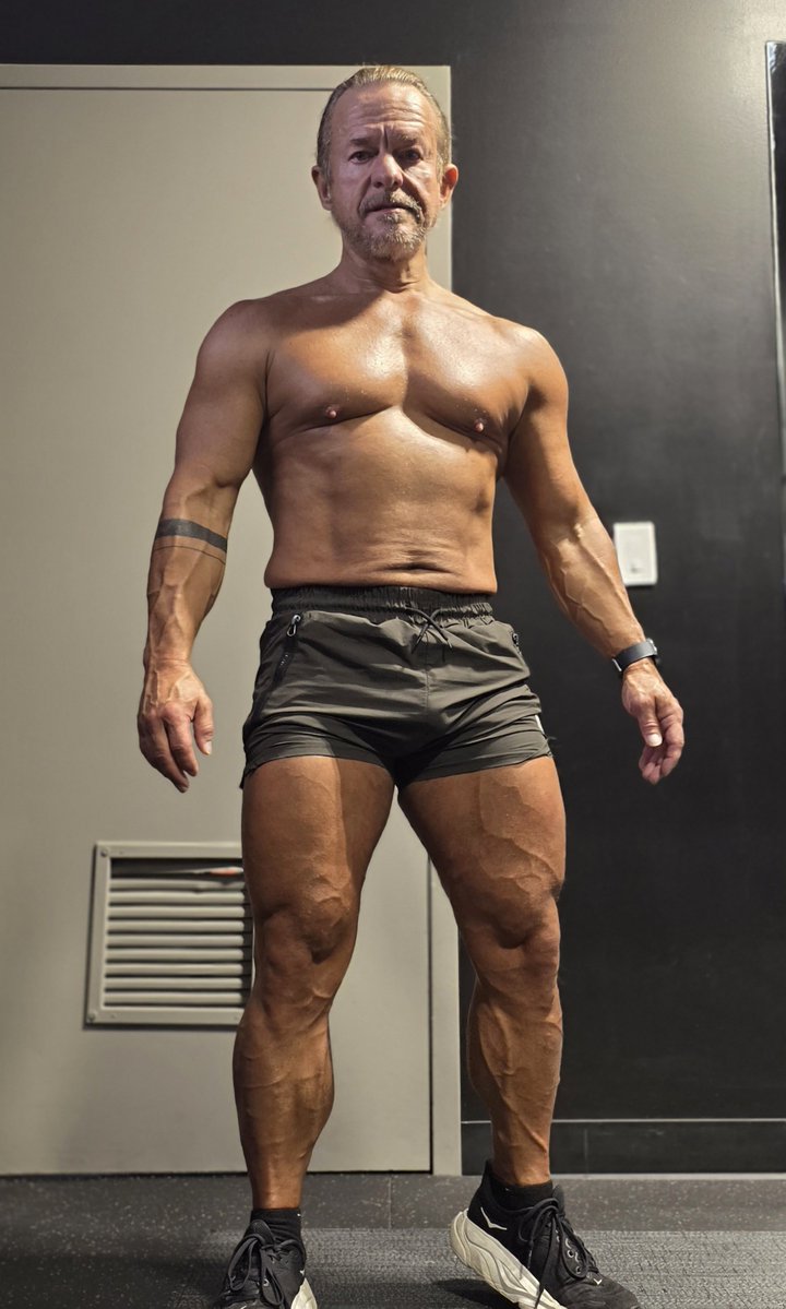 jstuart4's tweet image. Another successful #legday! 🦵🦵

#gymlife #shortking #gymrat