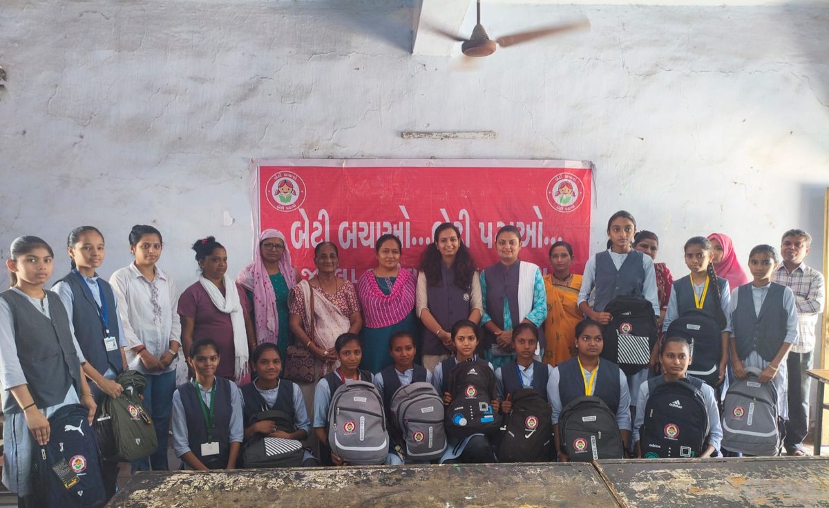 InfoBharuchgog's tweet image. ‘બેટી બચાવો બેટી પઢાવો’ યોજના અંતર્ગત ભરૂચ જિલ્લાની ૧૩ શાળાઓની ૯૦ તેજસ્વી દીકરીઓને શૈક્ષણિક કિટનું વિતરણ કરાયું

@InfoBharuchgog 
@CMOGuj 
@InfoGujarat

#Bharuch
#GujaratGovernment
#infobharuchgog
