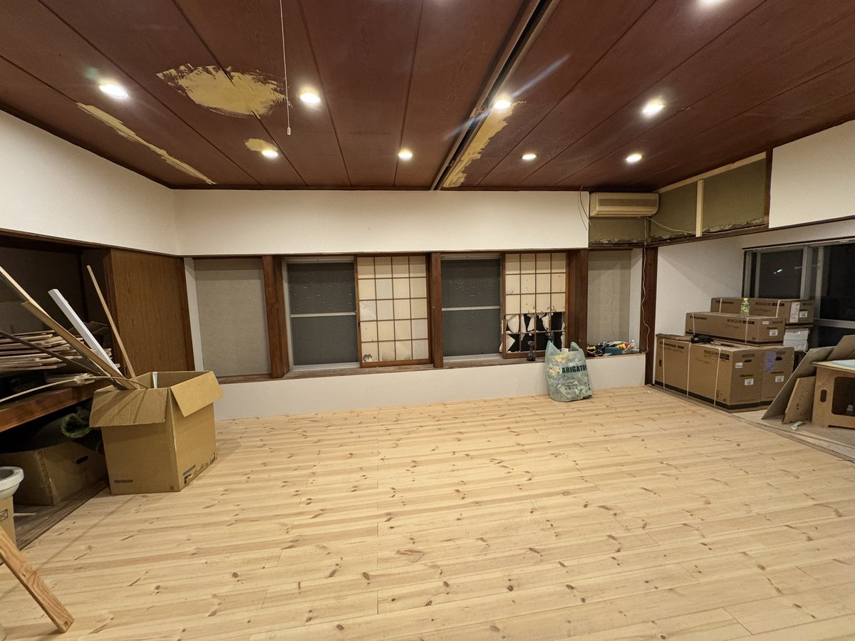 世の中GW突入おめでとう御座います🥳
私は変わらず労働者のままで御座います。午前中は物件を見に行って午後は物件でリフォーム&amp;打ち合わせ。天井壁紙貼ってしまおうとしてたらこのまま貼る時すぐ剥がれますよと…アドバイスが花柄天井は隙間があるので空気が膨張するとの事、急遽ベニア貼りました。