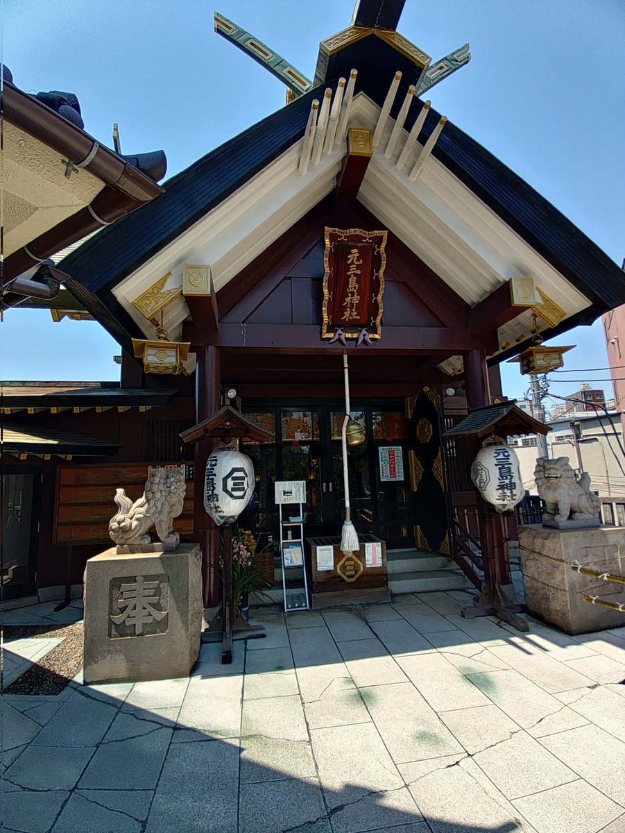AD774's tweet photo. 鶯谷で不思議な神社見つけた https://t.co/hHvMCVizQ8